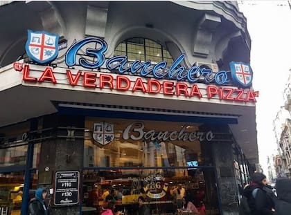 La icónica pizzería Banchero de La Boca y de la Av. Corrientes cumple 91 años. Argentina 1985