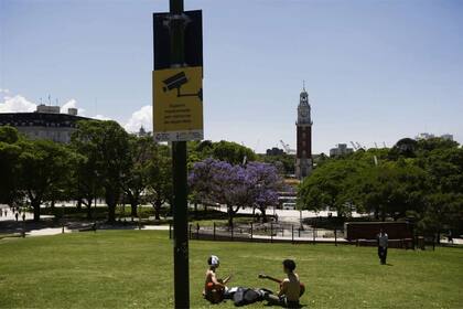 La icónica plaza de Retiro tiene presencia policial y sistemas de vigilancia, pero parece no bastar para evitar los robos