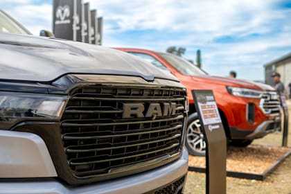 La icónica trompa de la RAM 1500 Night Edition.