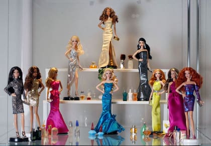 La idea central de Barbie es una muñeca a la que se le pueden añadir diferentes atuendos.