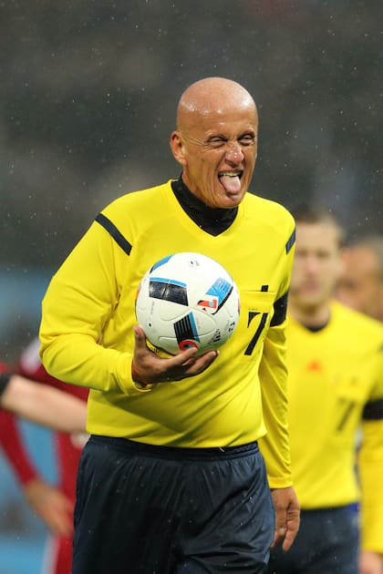 La sorprendente propuesta del ex árbitro Pierluigi Collina: propone cambiar la regla en la ejecución de los penales 2 La idea de Collina ya es viral en las redes sociales y tema de conversación entre los futboleros, con opiniones divididas sobre la propuesta del expresivo árbitro.