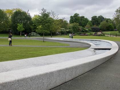 La idea de la fuente es la del cauce de un río de forma ovalada y poco profundo.