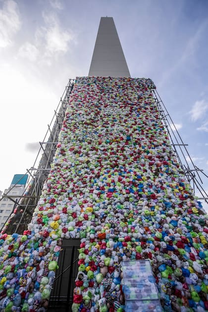 La idea de la intervención con bolsas es que de la sensación que el Obelisco se ve desbordado por los plásticos