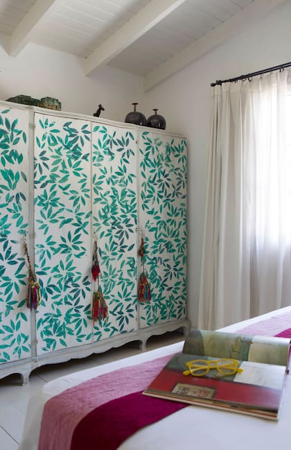 “La idea de la pintura del ropero la saqué de una tela de una marca europea que estaba estampada en una moto Vespa. Me pareció tan increíble que la pinté cuando Maite tenía 15 años”.