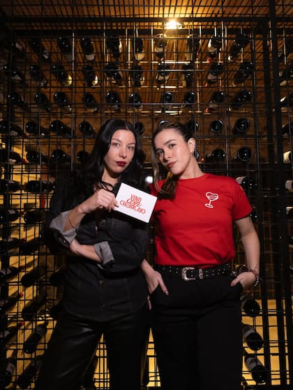 La idea de Vino con Chamuyo es que nadie se queda en su rincón, la idea es que entre copa y copa se armen charlas nuevas, amistades espontáneas o incluso algo más