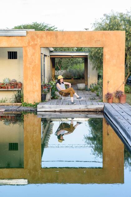 La idea del jardín es que sea biodiverso y que sus elementos se ensamblaran de manera fluida con la casa con rasgos de bioarquitectura.
Paisajismo: Sebastián Leonel Ojeda y Bárbara González