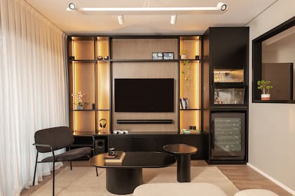 La idea del minibar vino de los clientes, como la sugerencia de Fusión a Medida, el local de deco de donde vienen las mesas ratonas. “Tienen un laqueado y una terminación muy buenos”, dice la arquitecta.