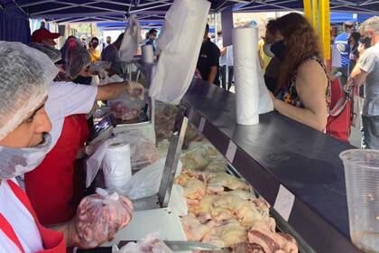 Con el correr de las semanas, con una inflación creciente, la gente de los barrios populares dejó de acercarse a los camiones itinerantes y la demanda cayó de manera abrupta y el programa de Carne para Todos a través de carnicerías itinerantes dejó de ser un negocio para el Frigorífico Pilar