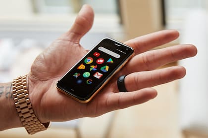 Un Palm Phone. La mano es del jugador de basquet Stephen Curry, así que parece más pequeño que como se vería en una mano de alguien con una altura normal