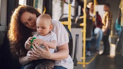La idea es que el niño se pueda entretener solo explorando los objetos que tiene al alcance