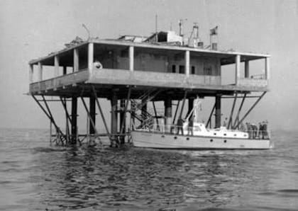 La idea principal era construir una estructura de tubos de acero soldados al suelo para que fueran transportados hasta el lugar donde se iba a poner la isla