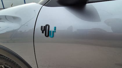 La identificación del modelo se ve en los laterales