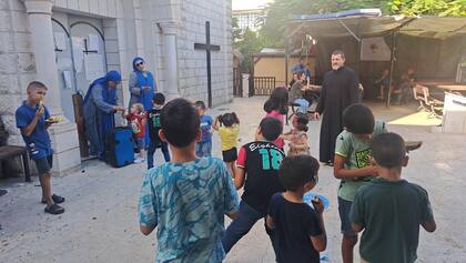 La iglesia católica de Gaza alberga a familias enteras, incluidos niños y ancianos, ofreciéndoles refugio en medio de la devastación y la crisis humanitaria.