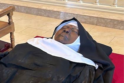 La Iglesia católica de Santa Juana de Arco en Post Falls hizo públicas en Facebook las fotografías del estado en el que encontraron el cuerpo de Lacanster, el cual estaba casi intacto