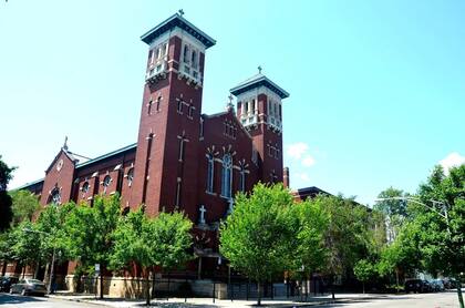 La iglesia católica St. Jerome se ubica en 1709 W. Lunt Avenue en Rogers Park, un vecindario ubicado en el norte de la ciudad de Chicago, en Illinois