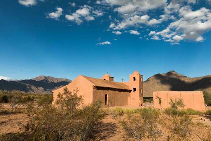 La iglesia de Andacollo y su diseño neoclásico.