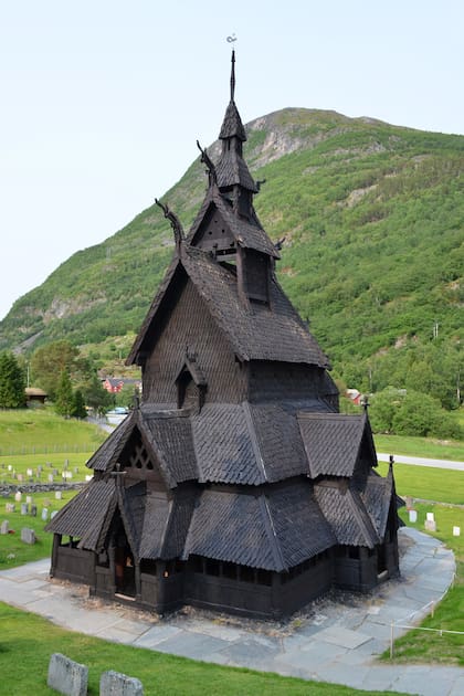 La iglesia de Borgund es una de las más representativas del género por el trabajo en la madera: tejado, dragones y símbolos cristianos