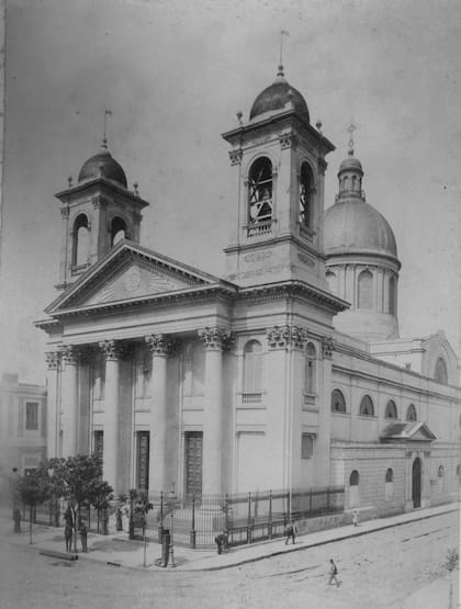 La Iglesia de El Salvador está sobre la avenida Callao.