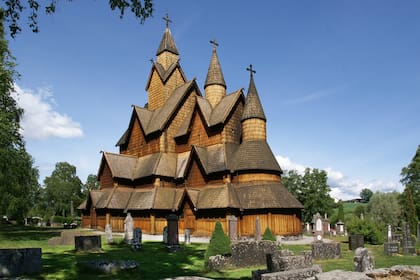 La iglesia de Heddal es la más grande de las stavkirke que quedan: aunque su tejado no es tan oscuro como las del resto, mantiene la misma estructura
