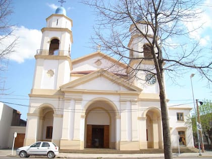 La iglesia de Rojas, el párroco suele saludar desde la puerta a quienes pasan