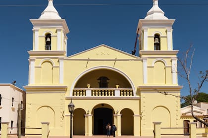 La iglesia de San Carlos Borromeo fue levantada en adobe en 1801 y es la más grande de los Valles Calchaquíes.