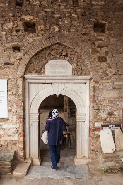 La iglesia de San Juan Bautita en el siglo XIX en Sirince. Se puede ver la inscripcion griega en la entrada.