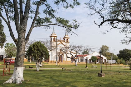 La Iglesia de San Martín de Tours en Yapeyú, Corrientes, es un sitio histórico clave, situado donde se encontraba la reducción jesuítica de 1627