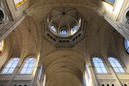 La iglesia fue concebida siguiendo el estilo románico