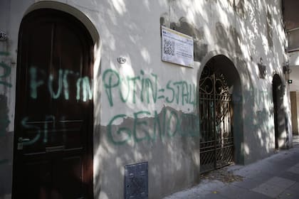 La iglesia fue vandalizada con grafitis el domingo a la mañana