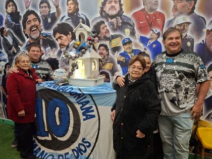 La Iglesia Maradoniana celebró el cumple 65 de Diego. Sus hermanas estuvieron presentes y fueron “bautizadas”.