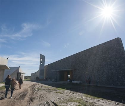 La iglesia Sagrada Familia, piedra fundacional del futuro centro cívico