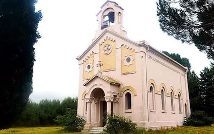 La iglesia San Diego, en la estancia Hucal, mandada a construir por Mariana Cambaceres en honor a su segundo marido, Diego de Alvear. En el apartado Las grandes damas no tienen quién les escriba, Juan José Sabreli (2001) en su libro Cuadernos, relata: “Diego de Alvear, primo del presidente Marcelo Torcuato de Alvear fue un estanciero con la pasión del turf, dueño del famoso caballo Botafogo. Su casamiento con Mariana Cambaceres provocó un escándalo porque era sabido que habían sido amantes cuando aún vivía el primer marido de ella (Ramón Blanco) y que de esos amores había nacido su hija Dorita. Diego de Alvear, dice Sabreli, comenzó a despilfarrar su fortuna, que terminaron de liquidar -después de su muerte-, la mujer y las hijas en una vida desmesurada. La madre (Mariana Cambaceres) y las dos hermanas gastaban su dinero en largas temporadas en París donde eran conocidas en los comercios de lujo como unas de las tres A -Anchorena, Álzaga y Alvear- por pertenecer a esas familias argentinas ricas y gastadoras. (…) El despilfarro y los administradores inescrupulosos llevaron a la familia a la ruina.