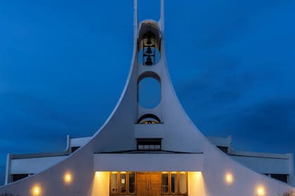 La iglesia tiene un triple campanario