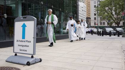 La iglesia, ubicada en la avenida Lexington, es desde sus inicios un lugar de inmigrantes. En Federal Plaza 26 está la Oficina de extranjería en Nueva York
