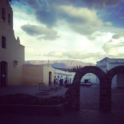La iglesia y la plaza, dos postales de Cachi