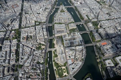 La Île de la Cité, donde se encuentra la famosa catedral de Notre Dame, es considerada por los historiadores y arqueólogos el lugar donde nació París.