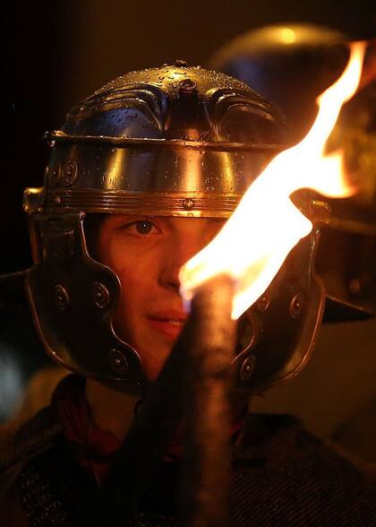 La iluminación de las antorchas es parte central de las celebraciones.