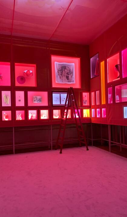 La iluminación de las habitaciones con exhibiciones era acorde a la propuesta cromática de la línea