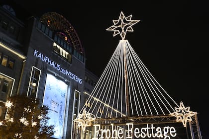 La iluminación navideña se muestra en el Kurfuerstendamm de Berlín el 23 de noviembre de 2020