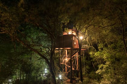 La iluminación nocturna del lodge.