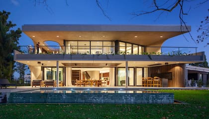 La iluminación realza las líneas curvas y crea un juego de luces único en el entorno