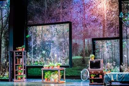 La iluminación suma mucho a la escena. David Seldes fue el encargado, y logra aportar profundidad y adaptarse al clima