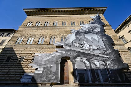 La ilusión óptica invita a reimaginar el interior del emblemático Palazzo Strozzi, a la vez que llama a la reflexión sobre la cultura en pandemia
