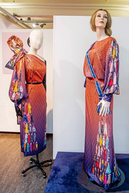 La ilustradora de moda Linda Zoon y el diseñador Victor van Westering diseñaron en su honor un traje de noche y una chalina especial
