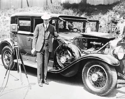 La imagen "Al Capone's Cadillac, 1933", atribuida a Granger, muestra uno de los vehículos más icónicos asociados con el famoso gánster Al Capone.