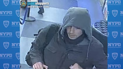 La imagen captada por una cámara de seguridad de Mangione antes del crimen, en un hostel de Nueva York