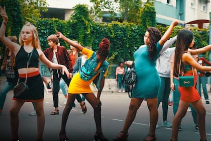 Guapis, la película de la directora de origen senegalés Maïmouna Doucouré, fue premiada internacionalmente, pero una campaña de marketing que no guardaba relación con el film resultó en pedidos de levantamiento y hasta amenazas de muerte