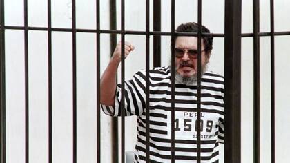 La imagen de Abimael Guzmán entre rejas tras su captura dio la vuelta al mundo. El camarada Gonzalo murió en prisión con 86 años de edad el 11 de septiembre de 2021