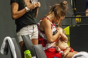 Quién es la basquetbolista que amamantó a su beba de 11 meses en pleno partido