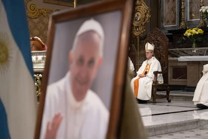 La imagen de Bergoglio; detrás, García Cuerva